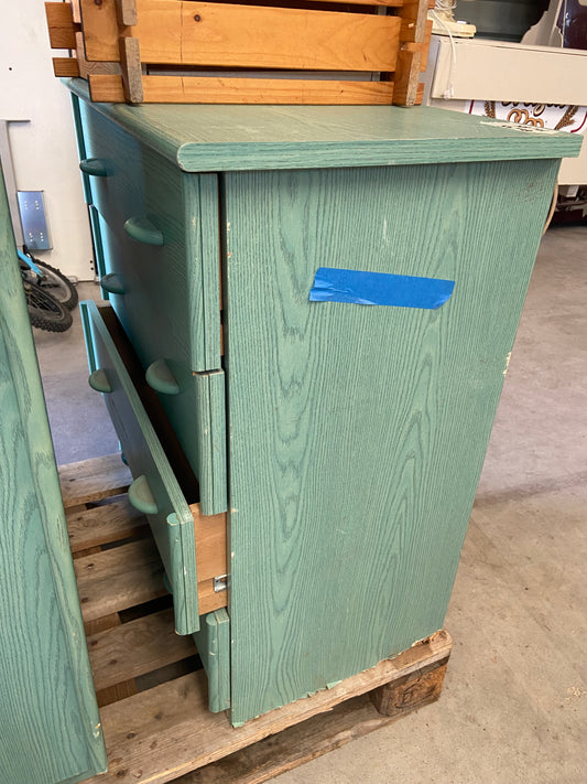 Commode en bois verte
