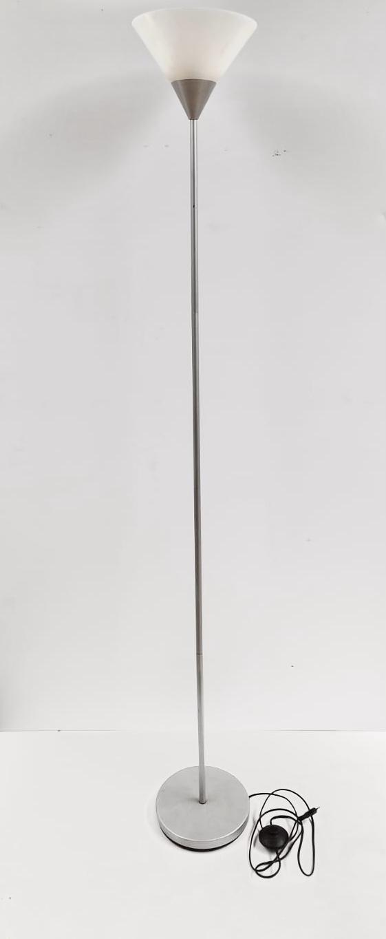 Lampadaire argenté et blanc