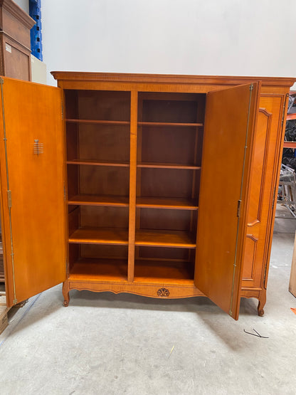 Armoire en bois à trois portes
