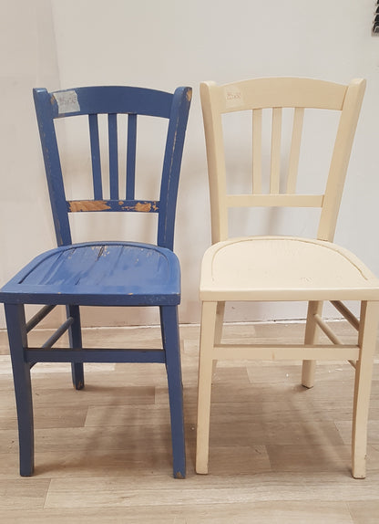 Chaises en bois bleue et jaune