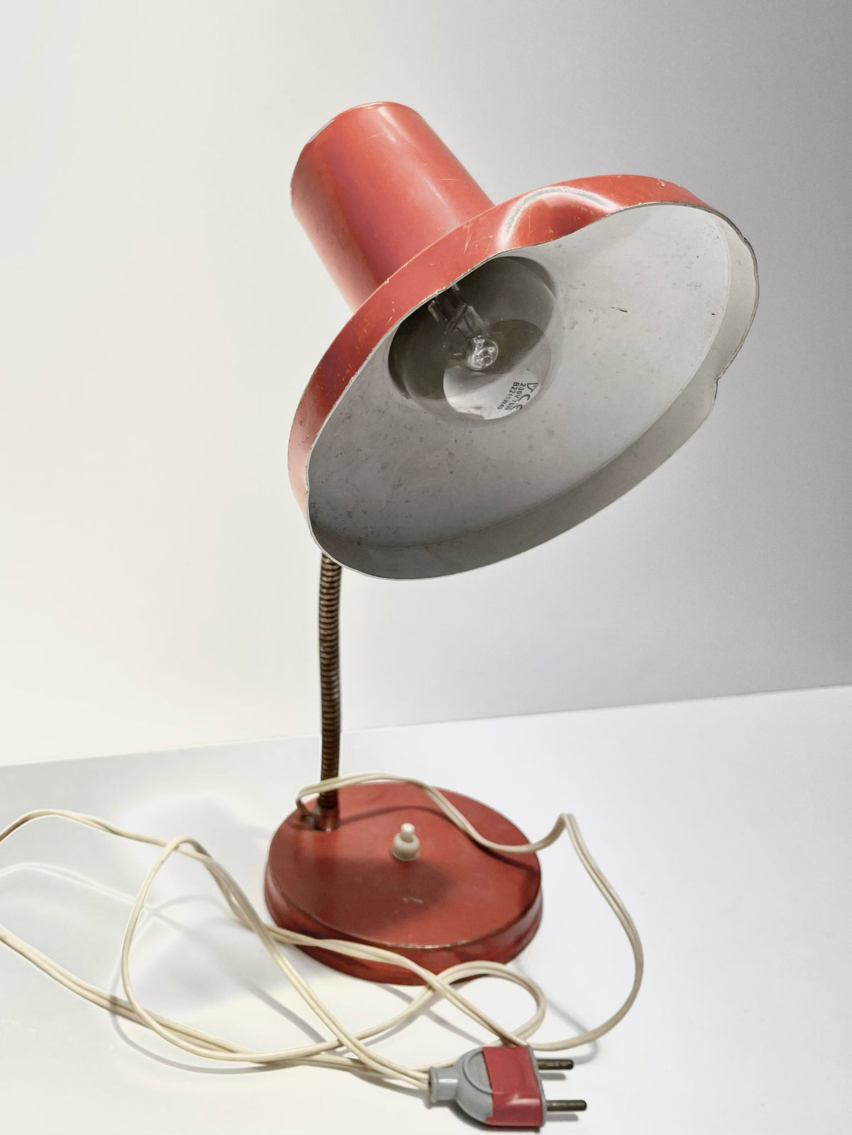 Lampe bureau métal rouge