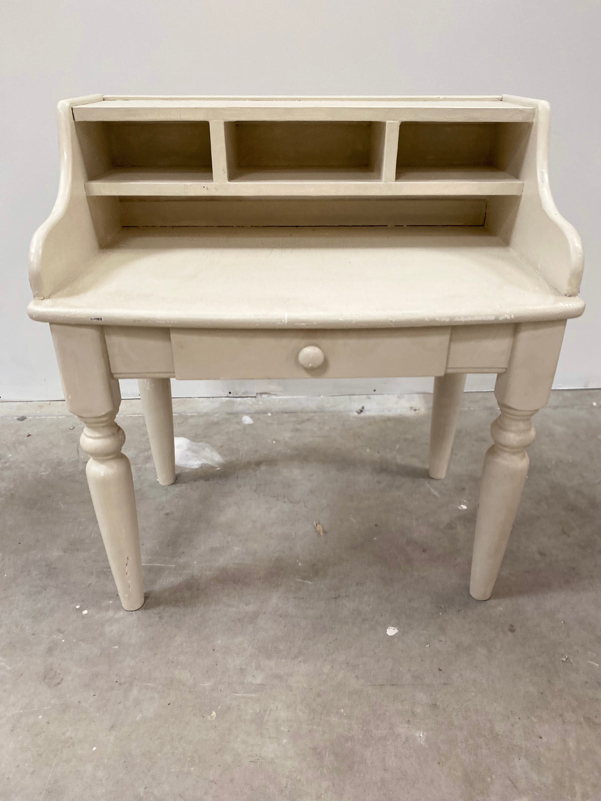 Petit bureau blanc avec tiroir et rangement