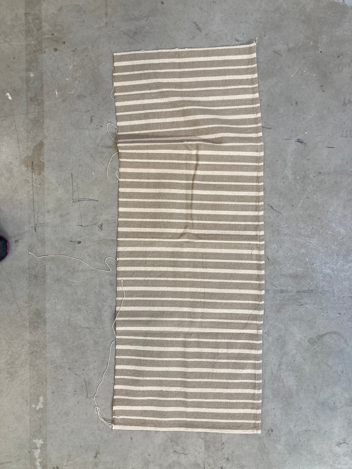 Tapis rayé blanc cassé et marron