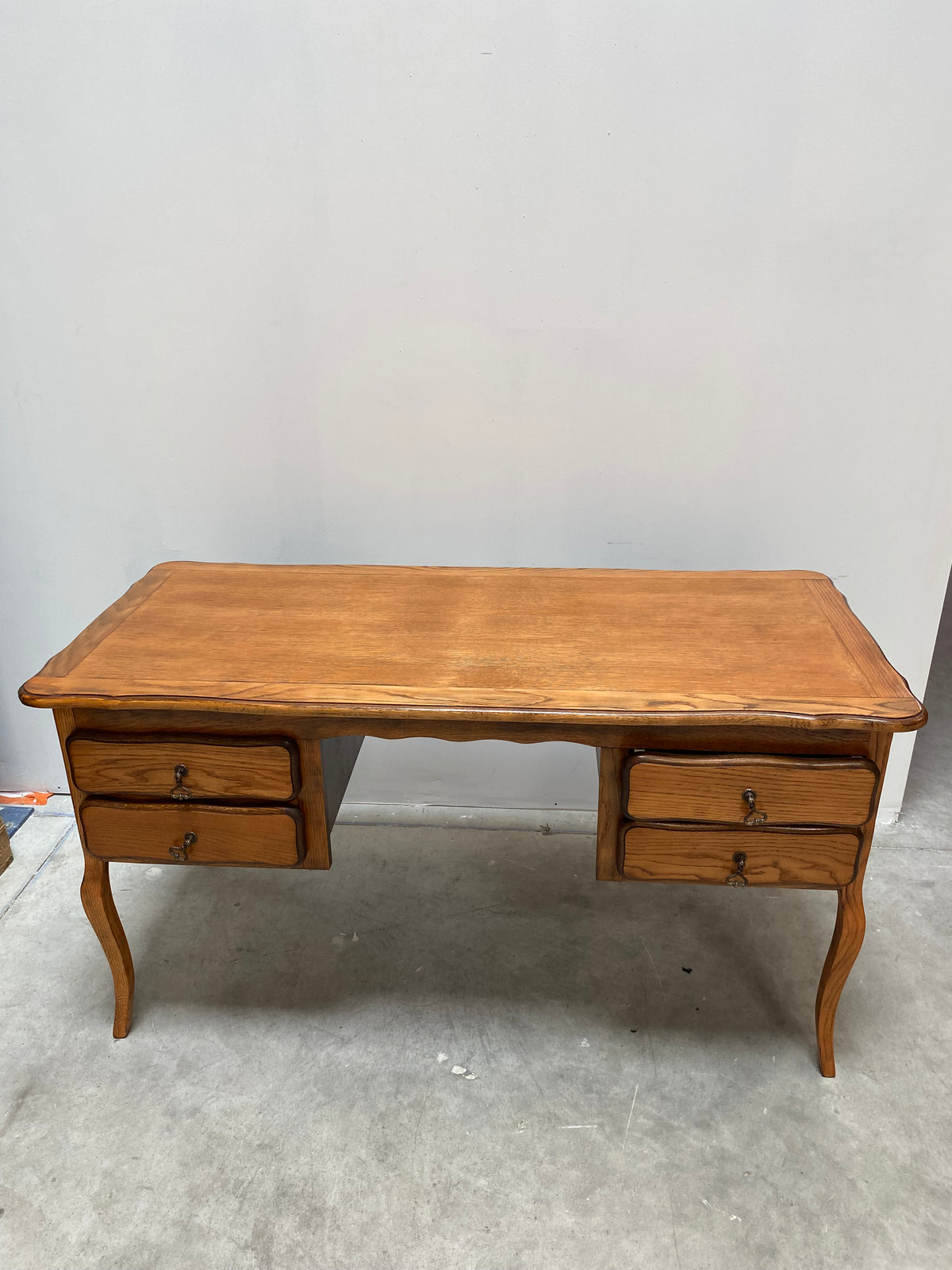 Bureau en bois massif style Louis XV
