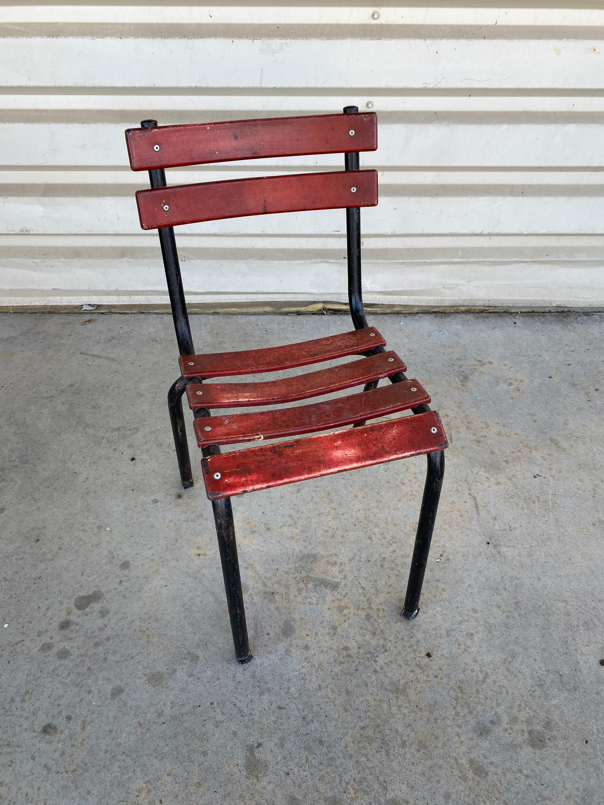 Chaise en bois et fer rouge