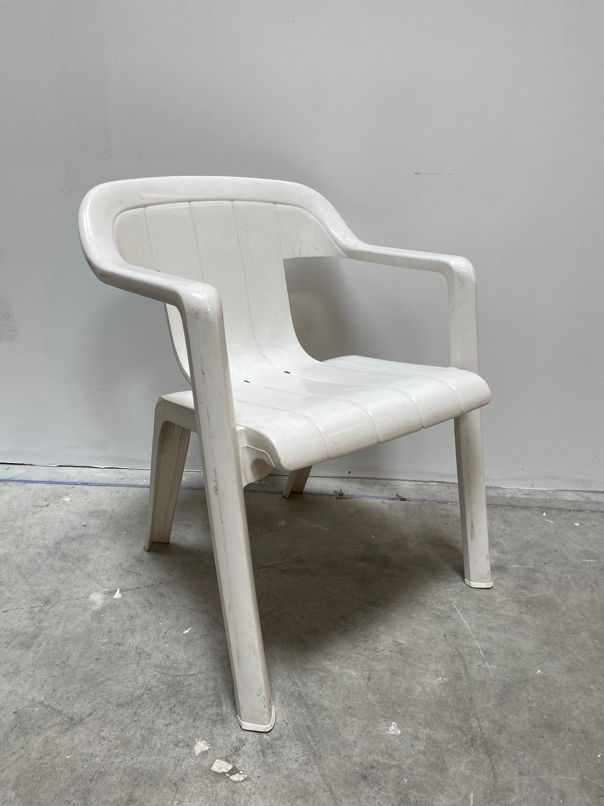 Chaise d'extérieur blanche en plastique