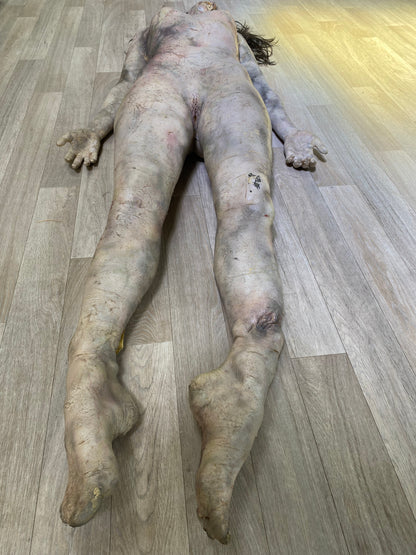 Faux Cadavre Femme 2 - Mousse & Latex