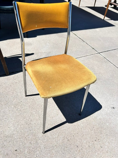 Chaise de salon jaune