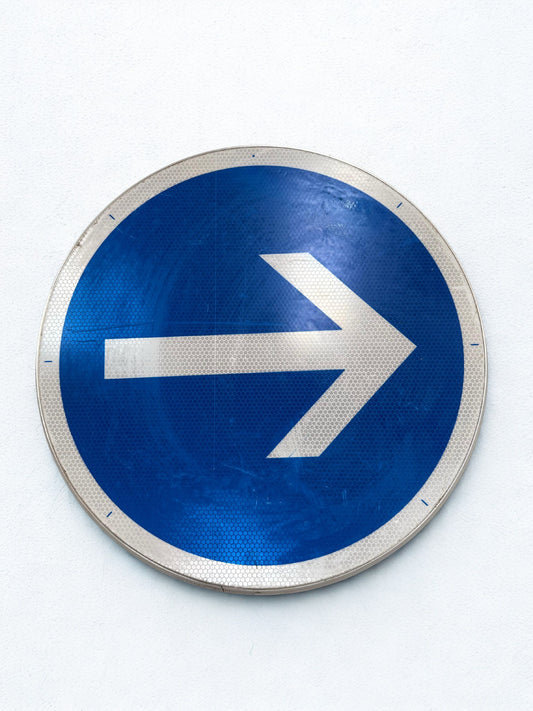 Panneau - Obligation de tourner à droite