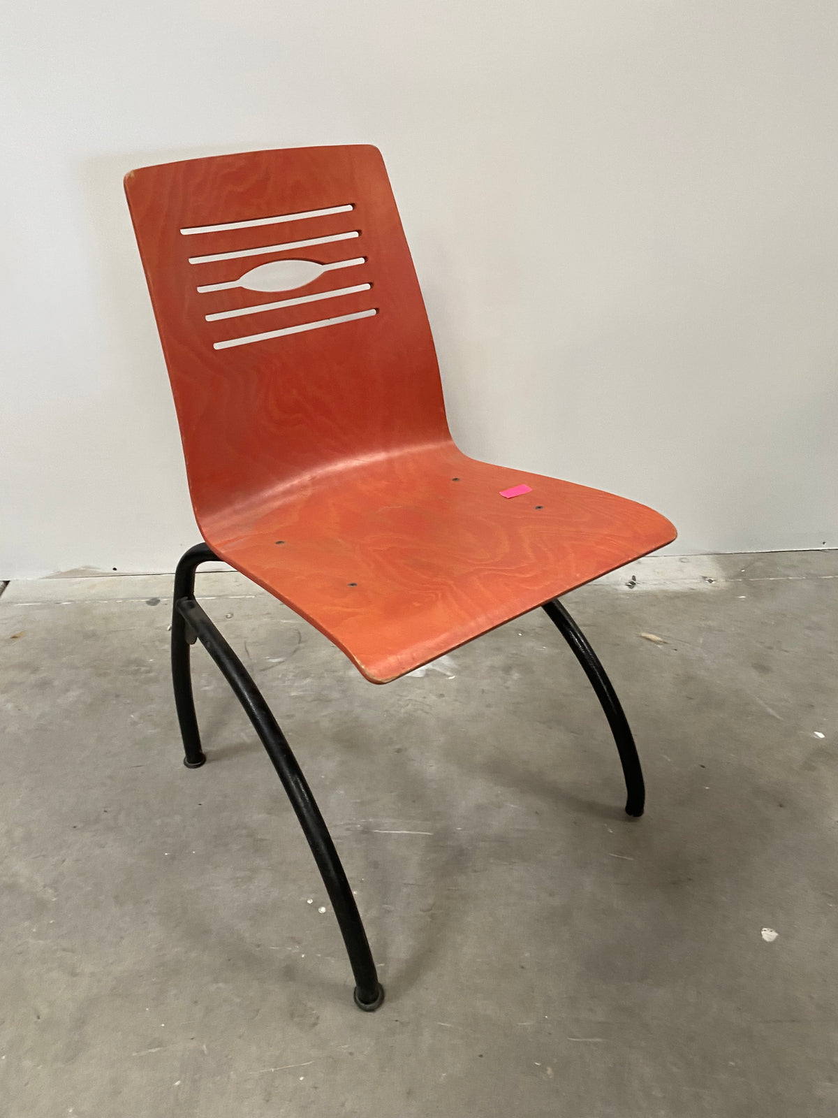 Chaise moderne en bois rouge