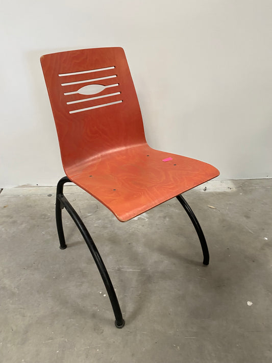 Chaise moderne en bois rouge
