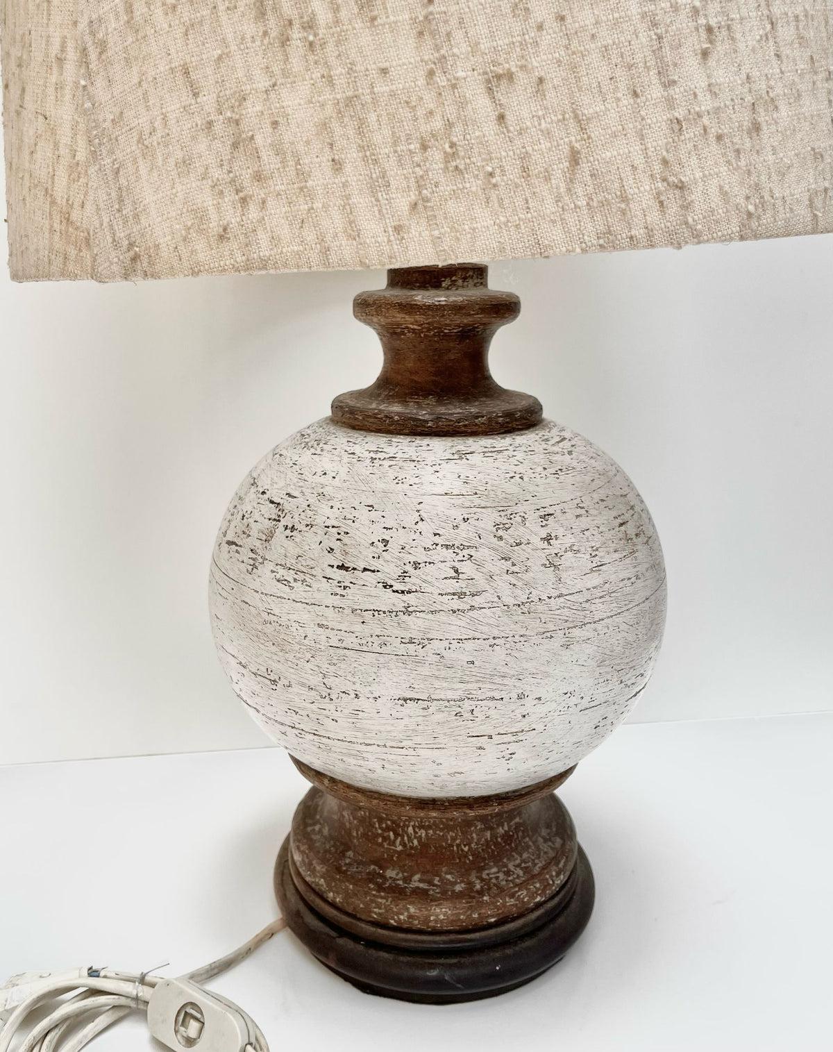 Pied de lampe en bois blanc et marron