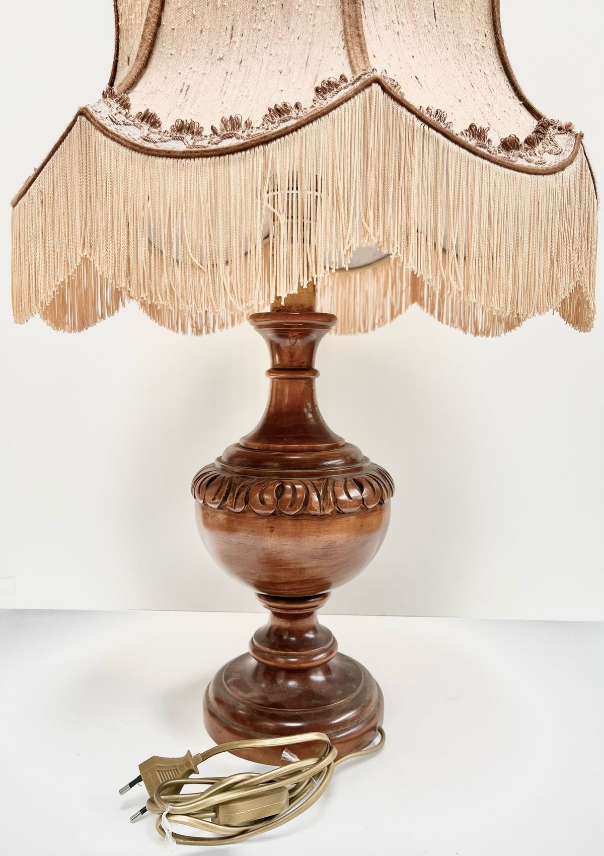 Lampe en bois marron et beige