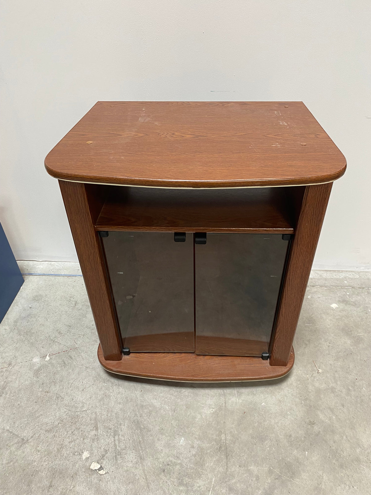 Commode en bois avec vitre