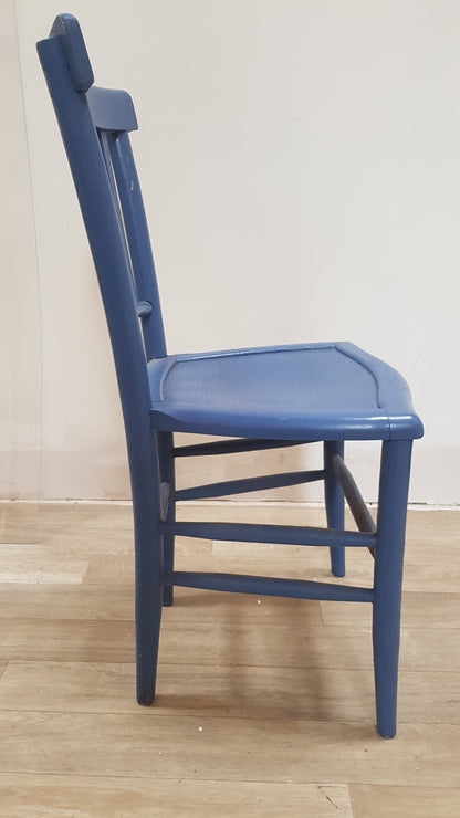 Chaise en bois bleue