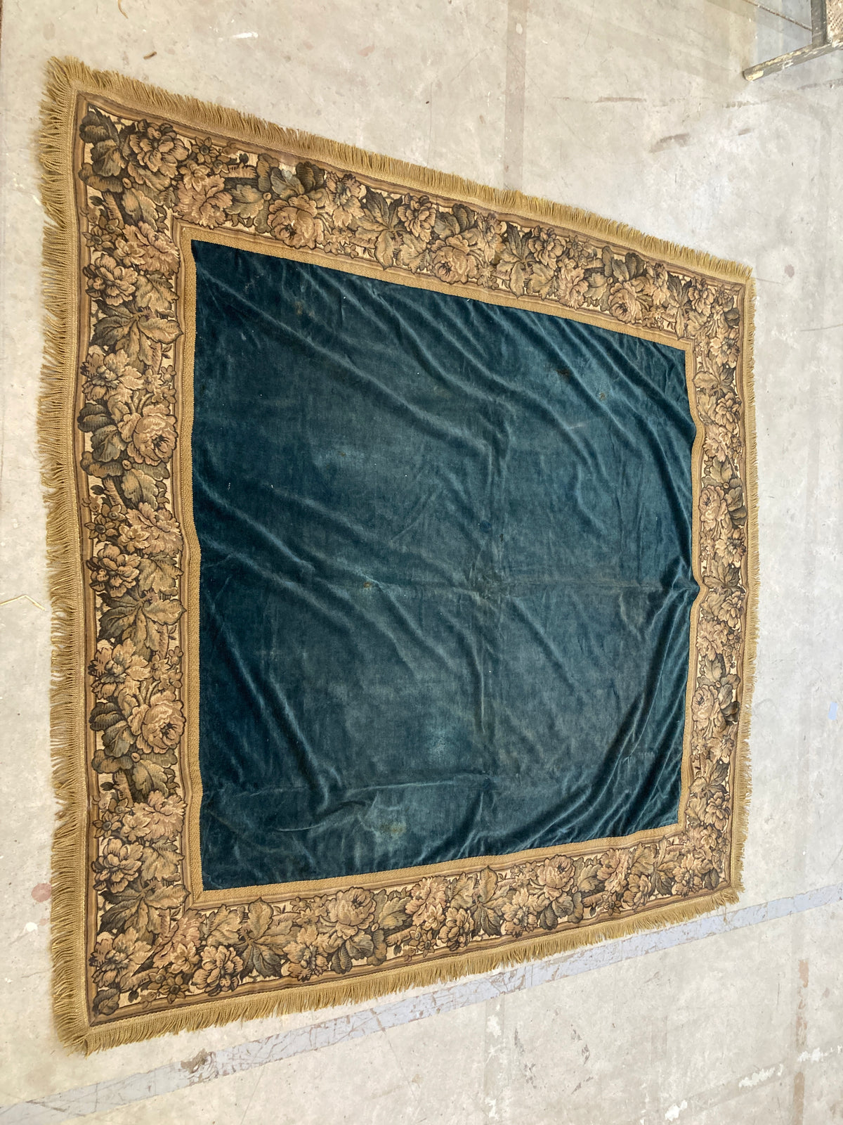 Tapis carré vert et jaune
