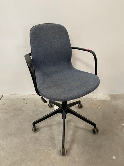 Chaise roulante de bureau bleue