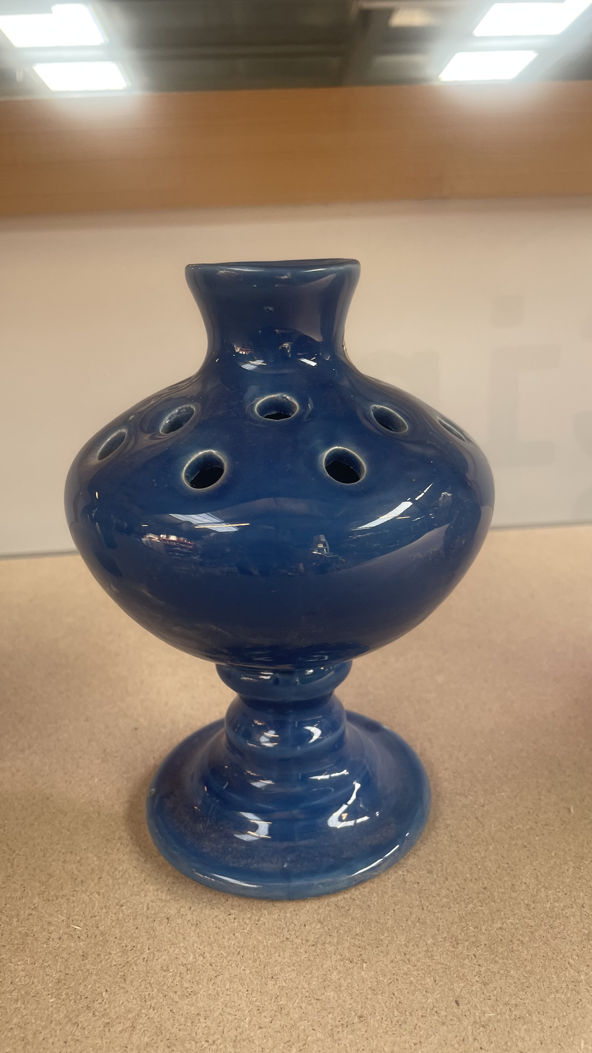 Vase bleu à trou - céramique