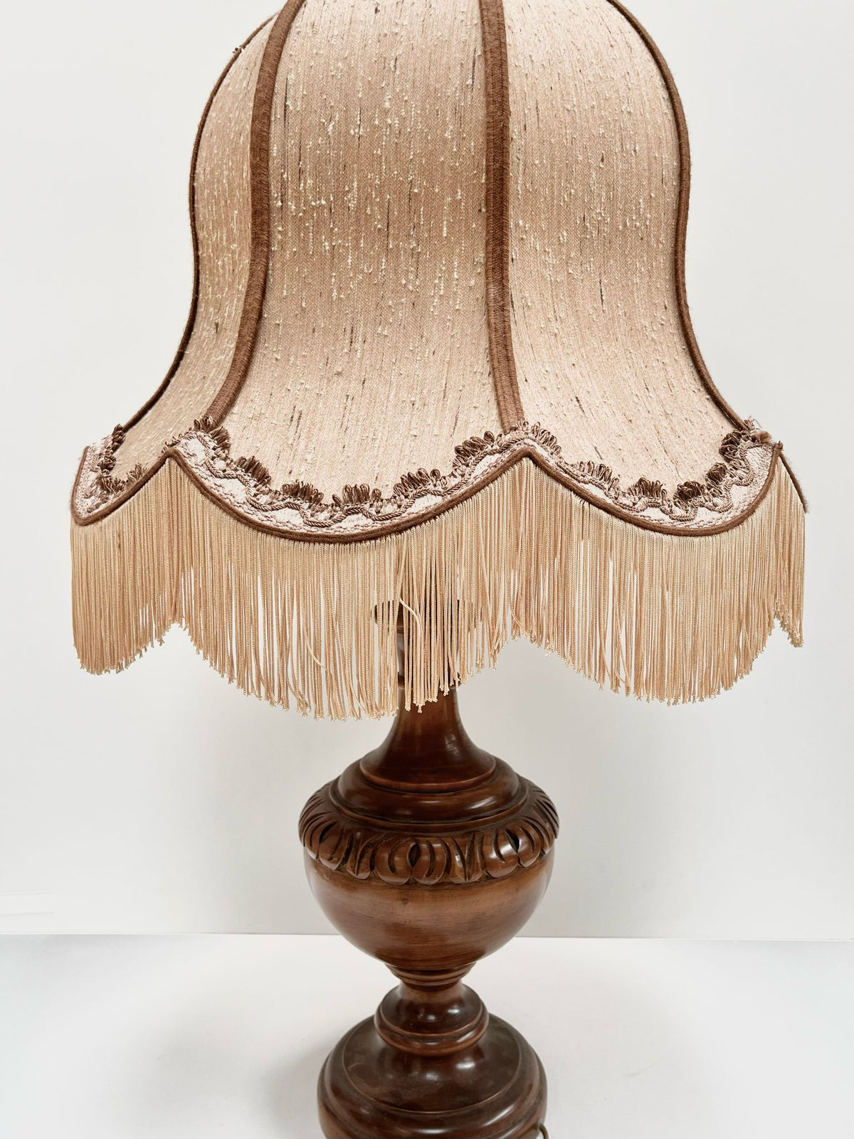 Lampe en bois marron et beige