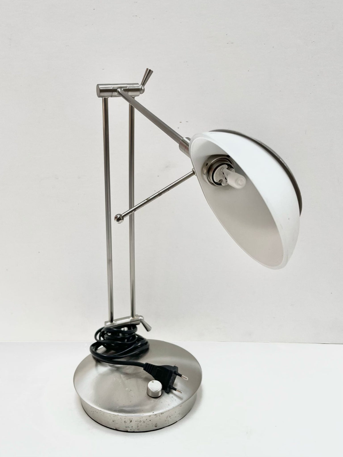 Lampe de bureau argentée et blanche