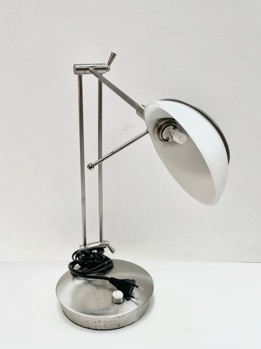 Lampe de bureau argentée et blanche