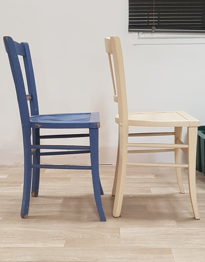 Chaises en bois bleue et jaune
