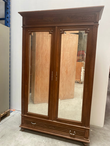 Armoire en bois avec miroir