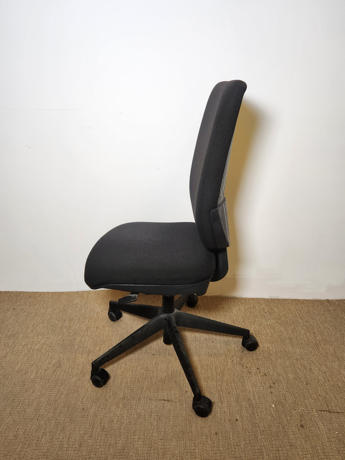 Chaise roulante noire en tissu