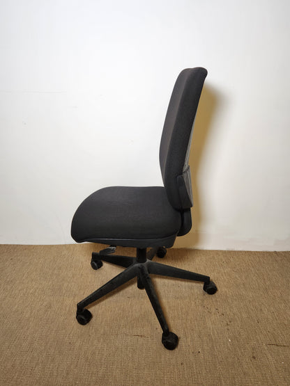Chaise roulante noire en tissu