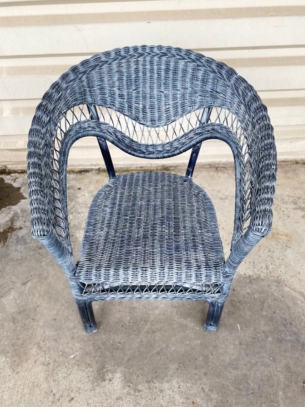 Chaise d'extérieur en osier bleu