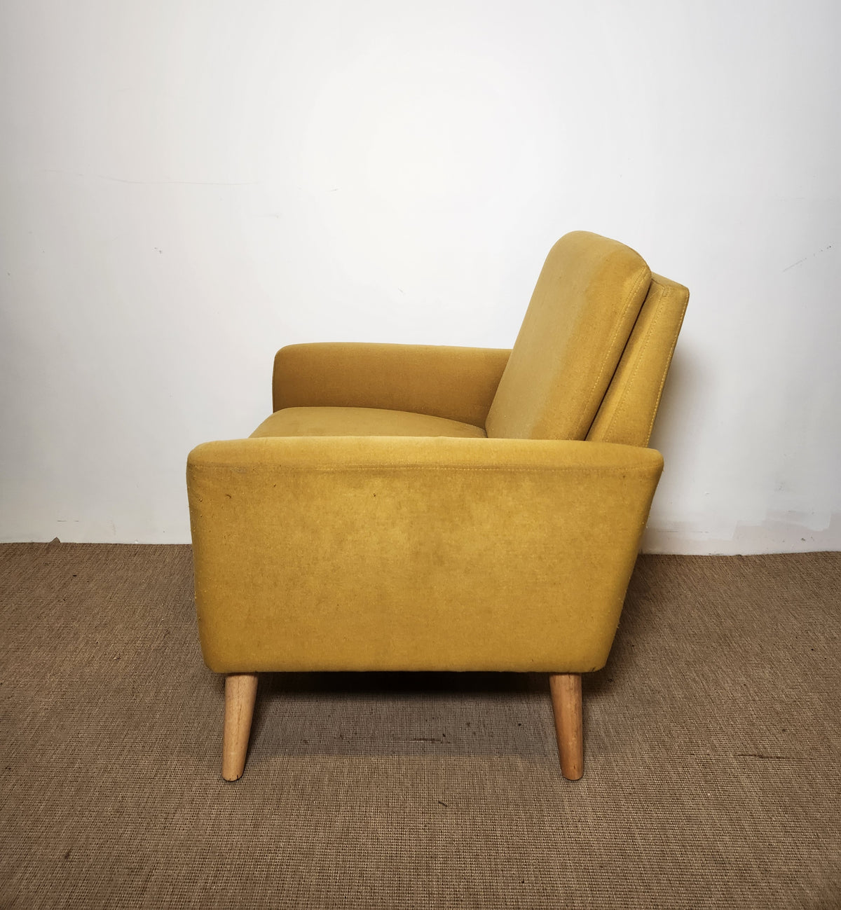 Fauteuil jaune moutarde en tissu
