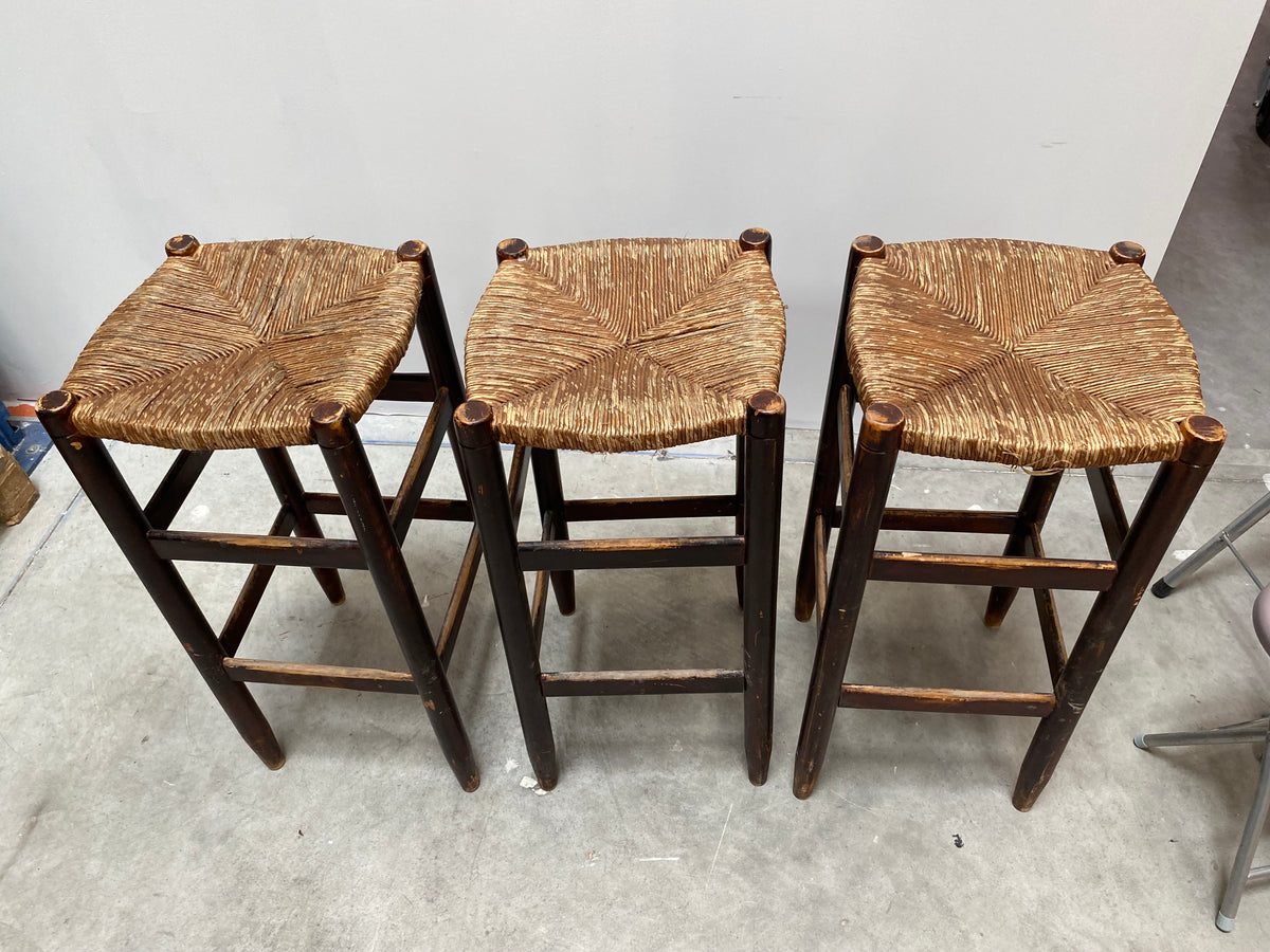 Ensemble de tabourets en paille