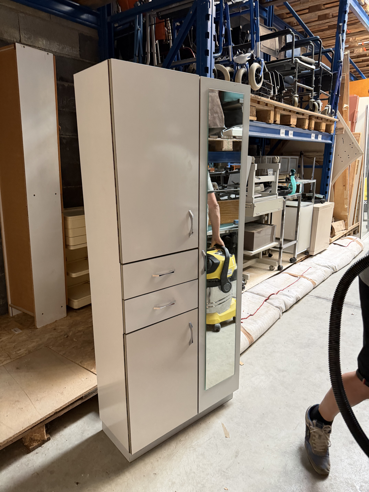 Armoire avec miroir
