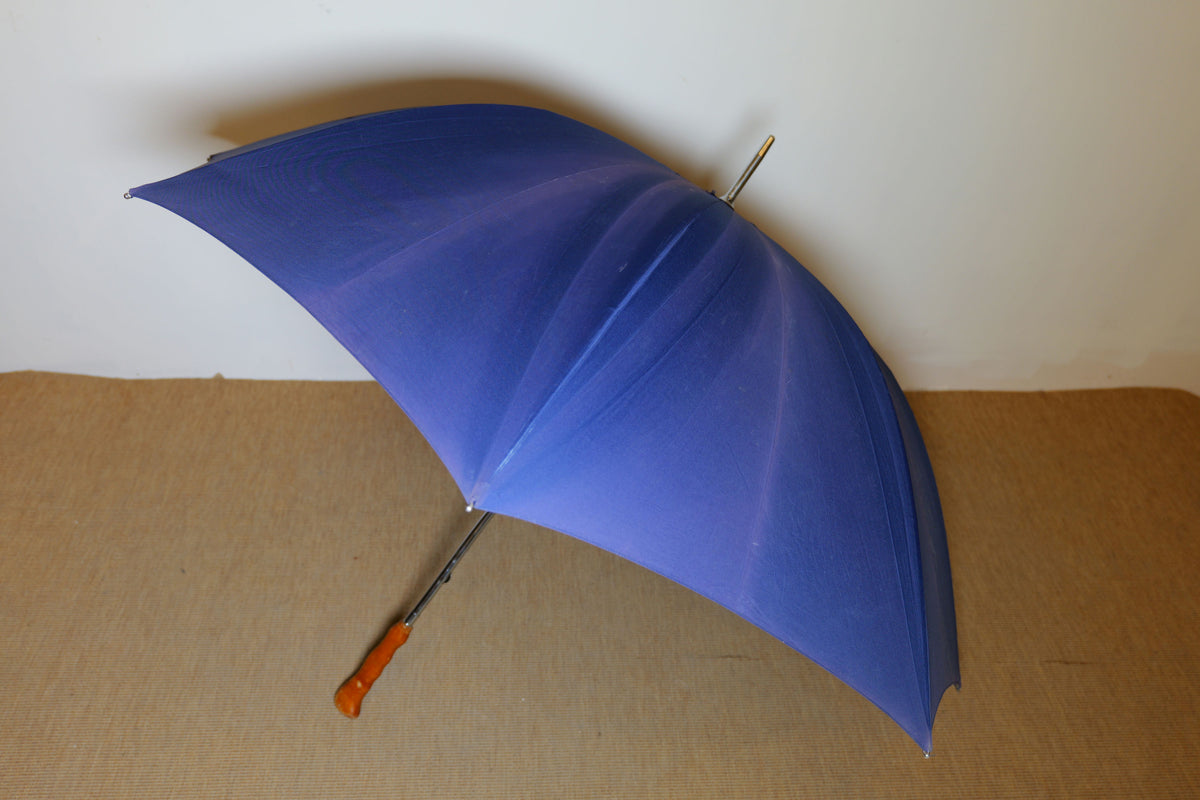 Parapluie bleu poigné en bois