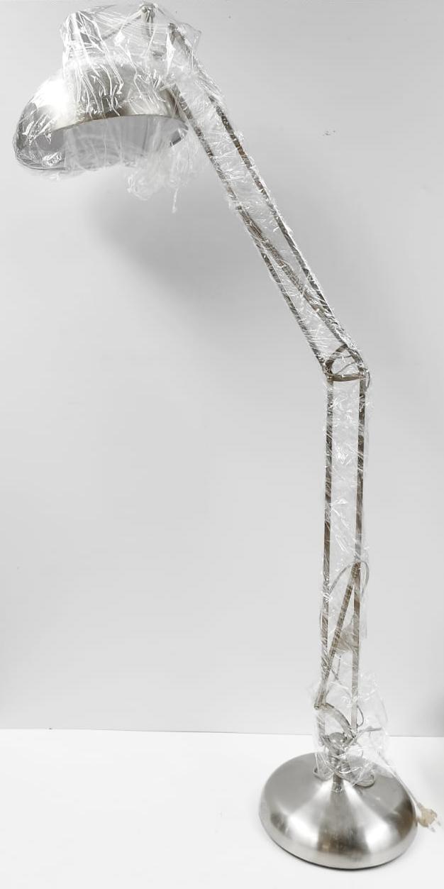 Lampadaire argenté architecte