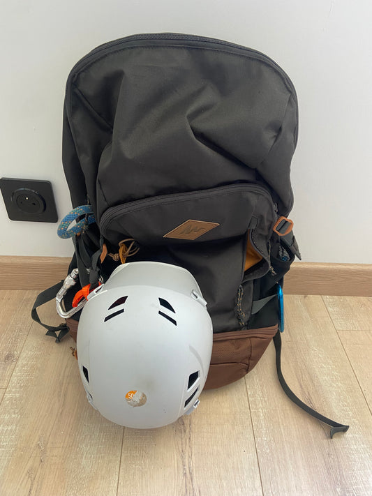 Sac de sport et casque de vélo