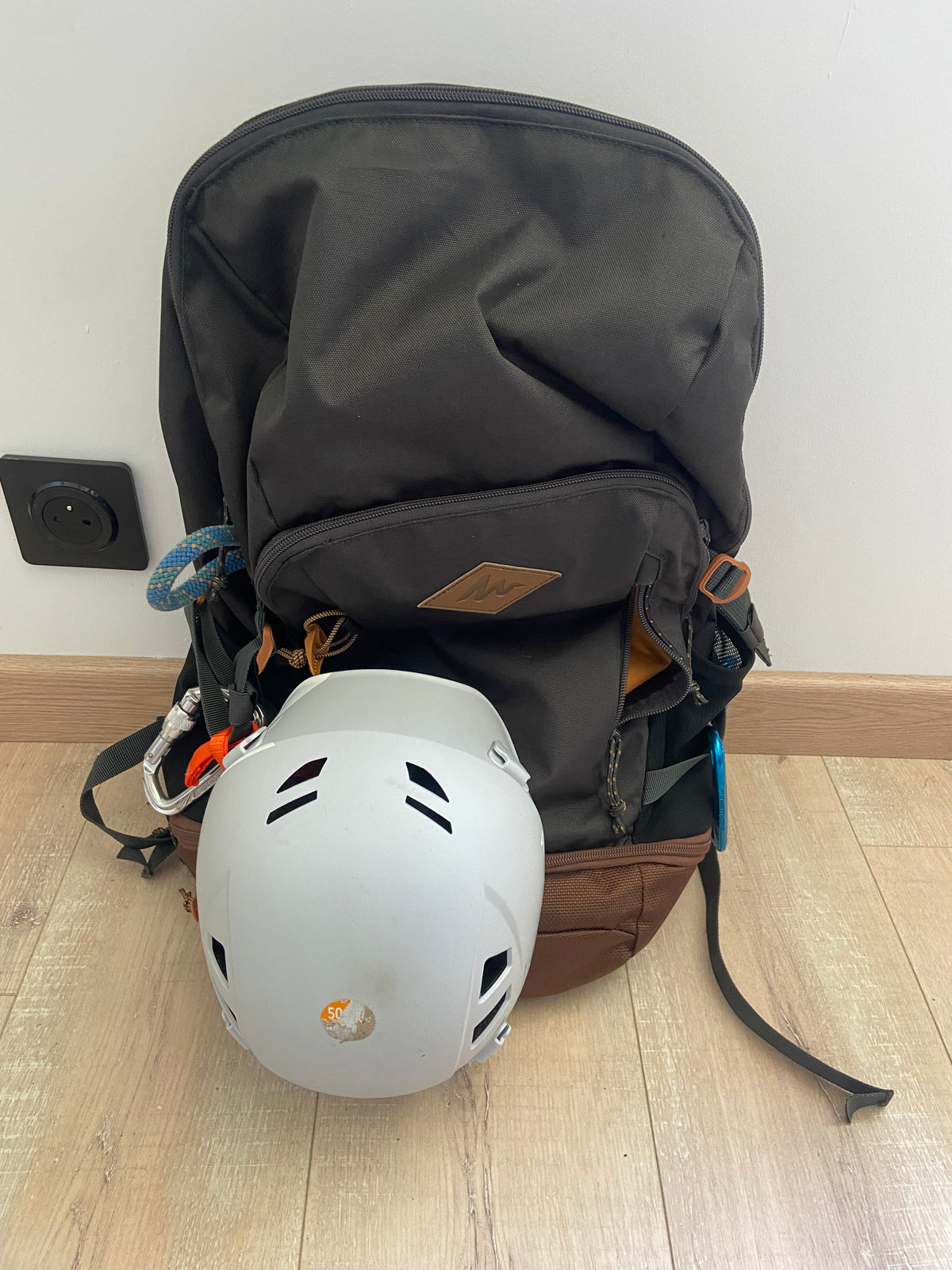 Sac de sport et casque de vélo