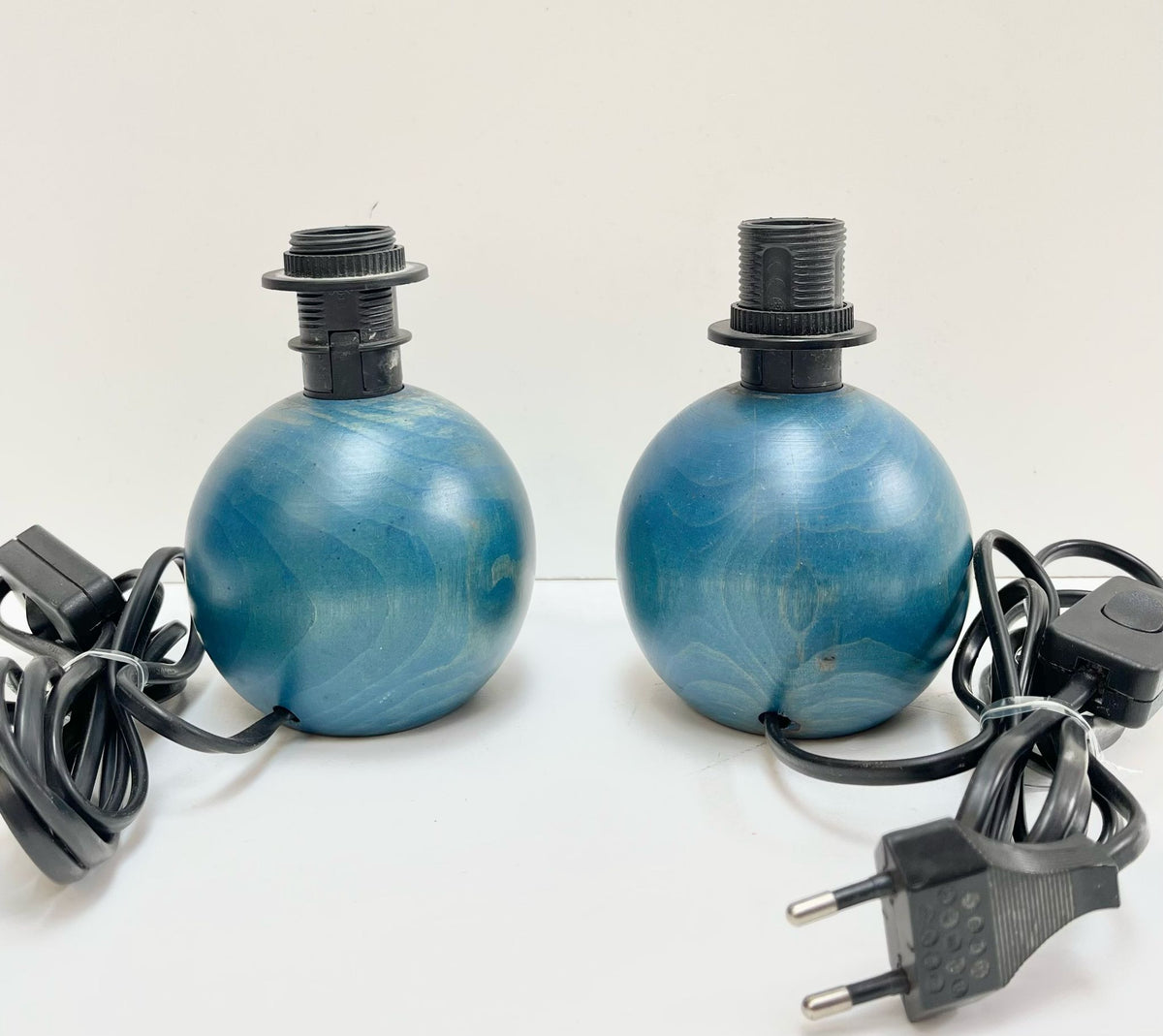 Pieds de lampes ronds en bois bleu