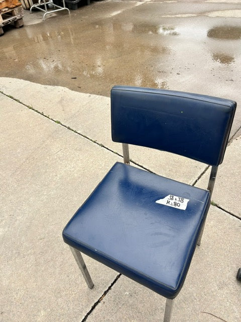 Chaise en cuir bleu
