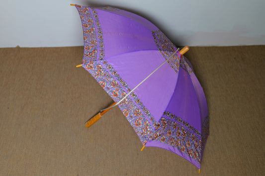 Parapluie violet avec des fleurs