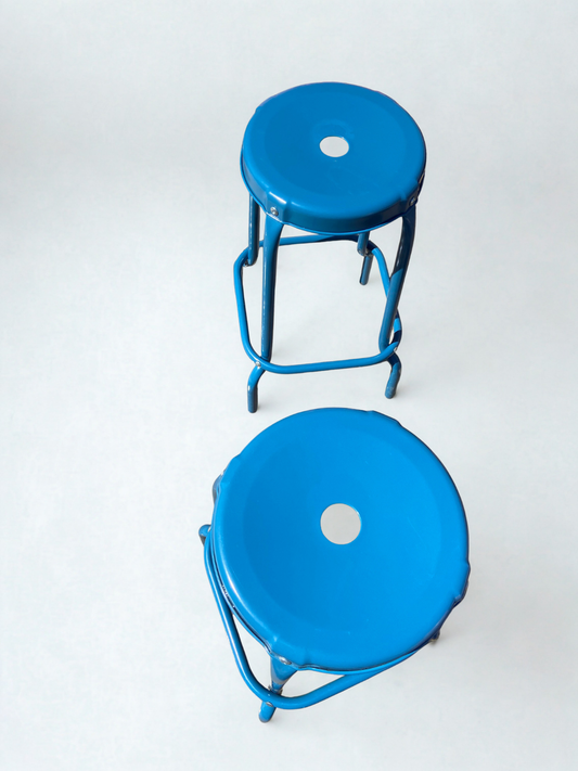 Tabouret bleu en métal