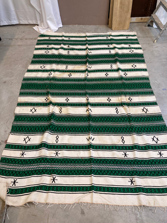 Tapis vert et blanc rayé