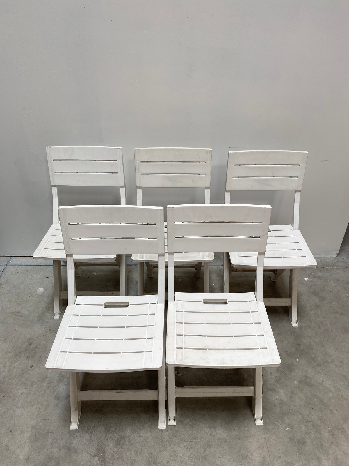 Chaise d'extérieur blanche en plastique
