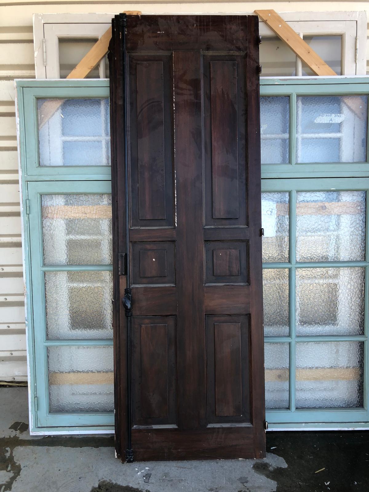 Grande porte en bois