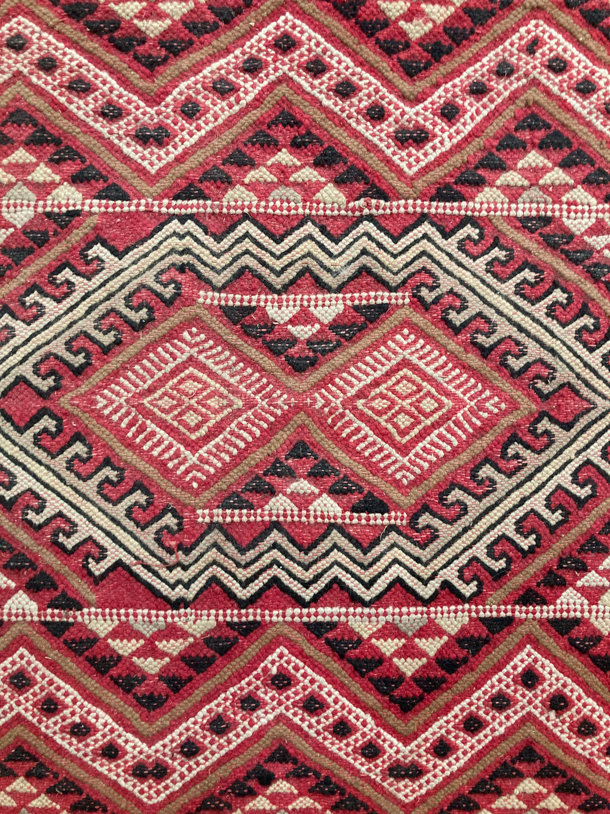 Tapis oriental rouge et rose à motifs