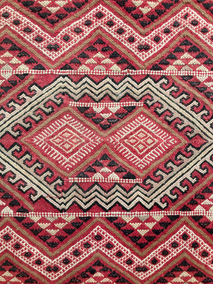 Tapis oriental rouge et rose à motifs