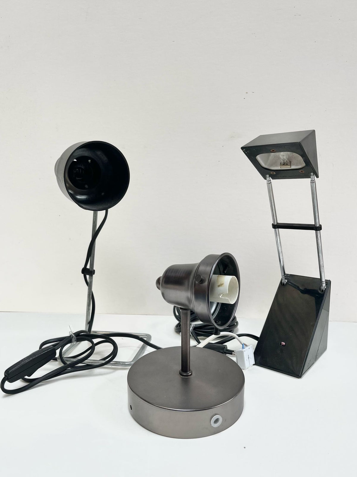 Lampes de bureaux noires et grises