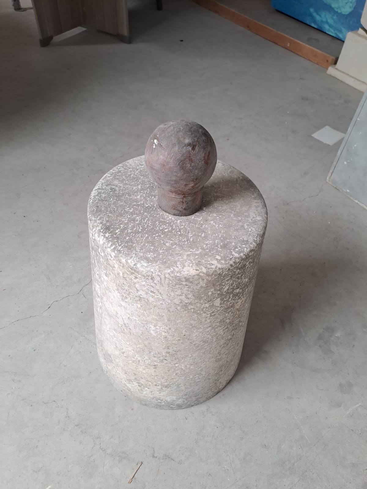 Fausse borne béton