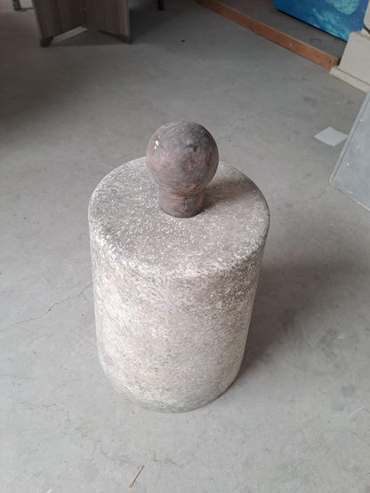 Fausse borne béton
