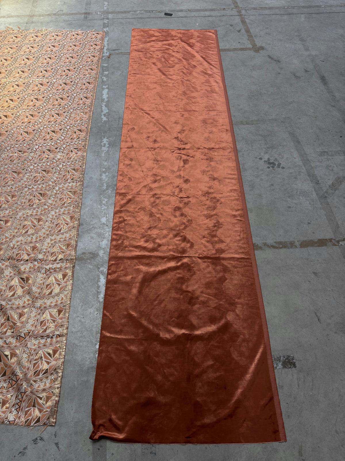 Tissu couleur terre cuite brillant